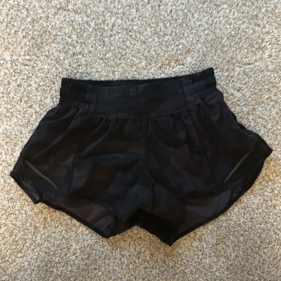 Lululemon Hotty Hot 2.5 shorts size 4 black camo - Picture 1 of 2